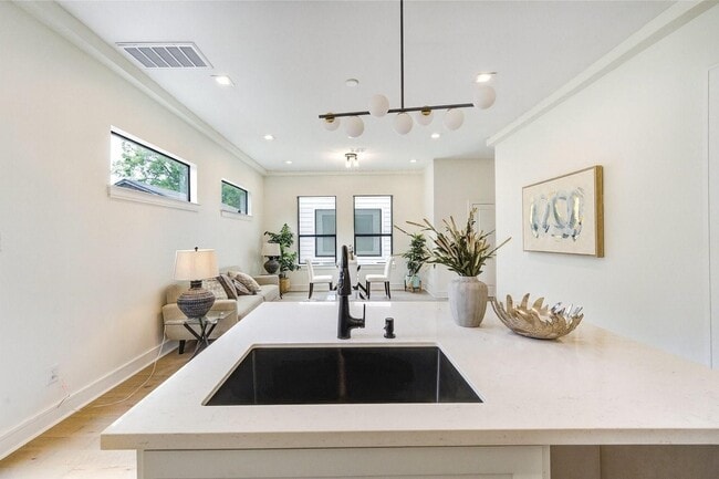 Building Photo - 5831 Banks St