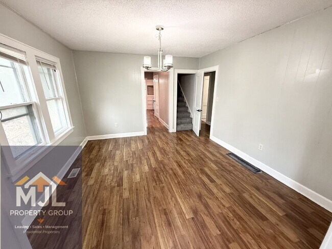 Building Photo - Updated 3 Bedroom / 1 Bath Home In KCMO *READY NOW*