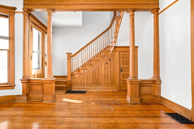 Building Photo - 319 E 13th St