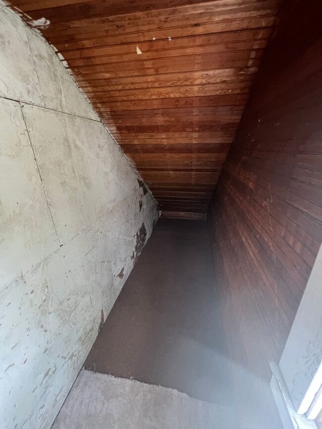 Building Photo - 905 NE Lake St