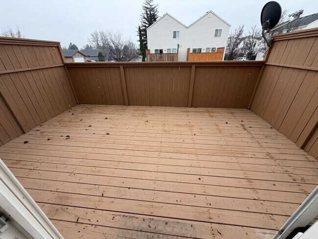 Building Photo - New paint & carpet! 2 bed 2.5 bath + bonus room townhome