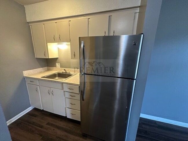 Building Photo - Updated 1 bed / 1 bath apartment - 60 West Apartments -6053 Barton Dr Shawnee, KS 66203 - great l...