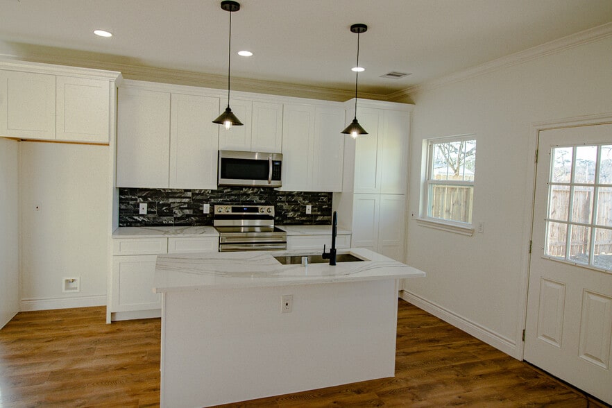 Gorgeous kitchen with breakfast bar! - 928 W Austin St
