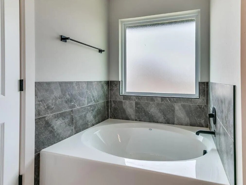 Primary Tub - 1221 SW 141st St