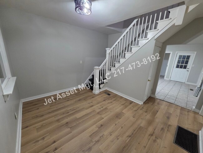 Building Photo - 4 bed, 2 bath HOUSE For Rent