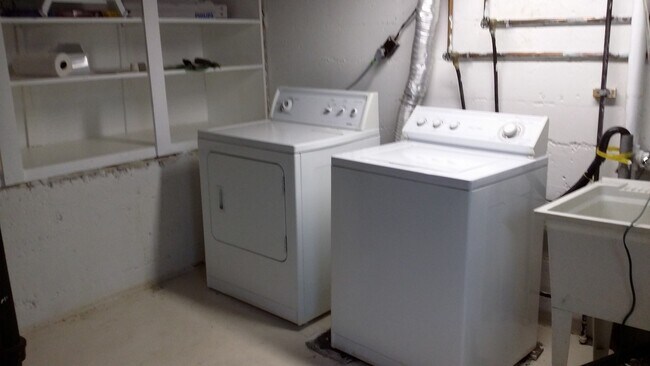 Building Photo - Occupied, do not disturb tenants. Barge-Chestnut Historic District Craftsman 2br 2ba home, with a...