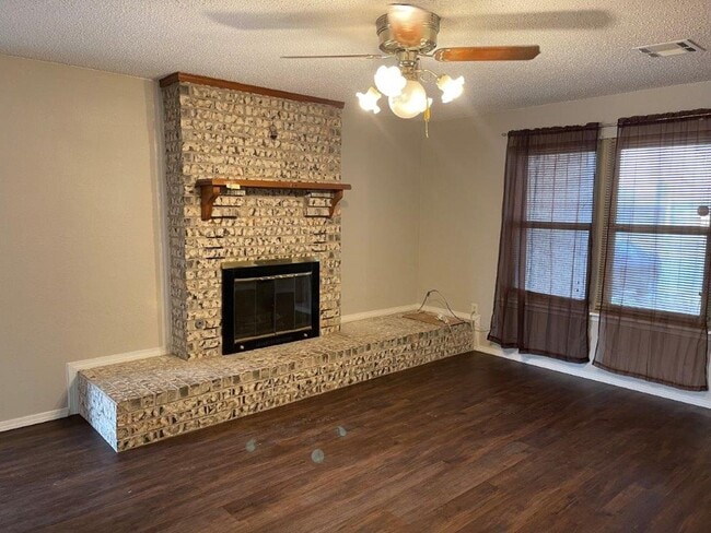 Building Photo - 3 bed 2 baths in Lawton! Cute and cozy hug...