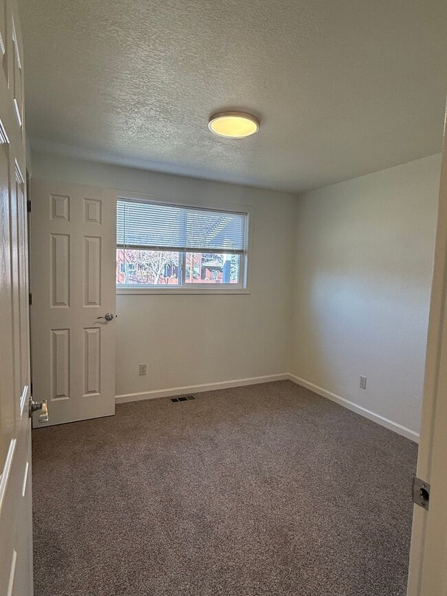 Building Photo - 1444 NW Canyon Dr