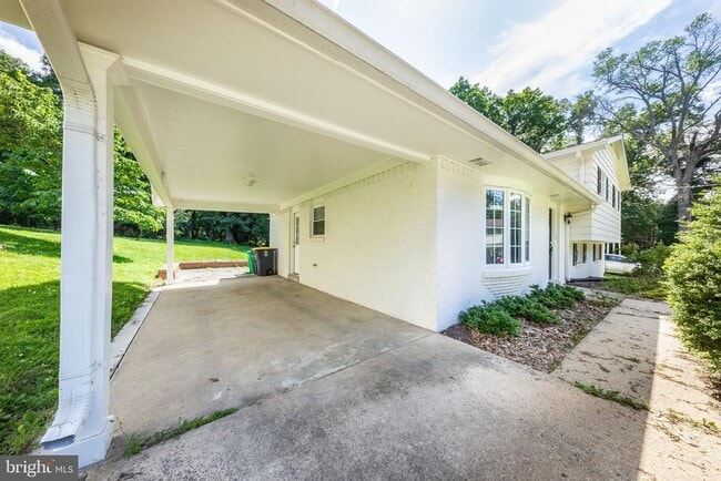 Building Photo - 704 Kings Ln