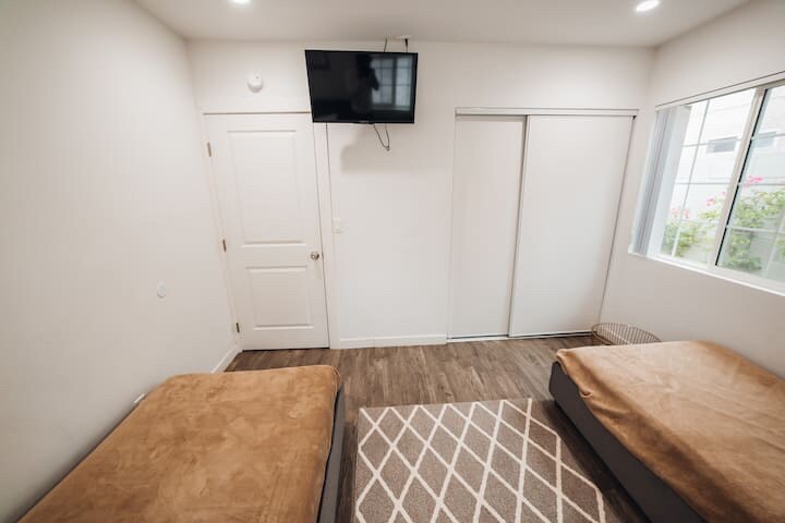 Building Photo - 9693 Amboy Ave