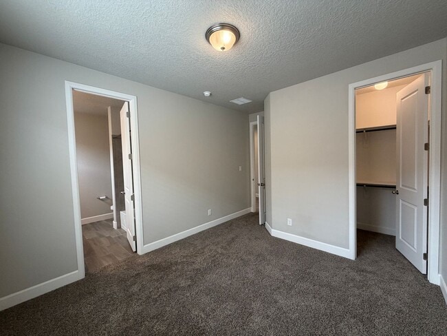 Building Photo - Luxury Single Story 3 Bedroom Plus Office / Sitting Room Recent Construction Available in Exclusi...