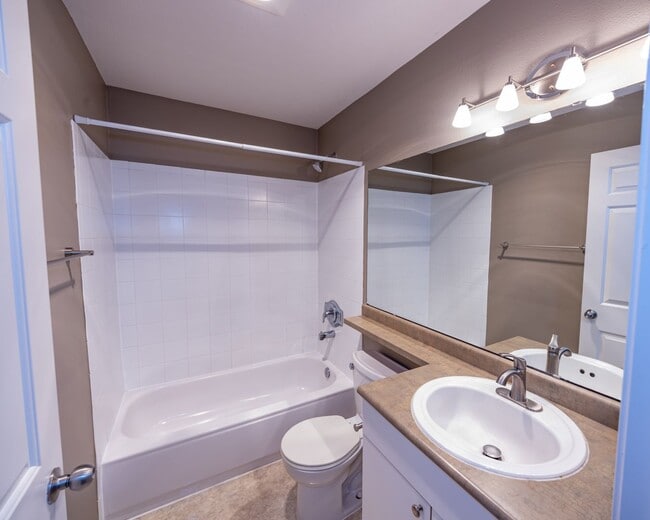 Building Photo - Townhome-Style Condo at Columbia Shores - 3 Bedroom