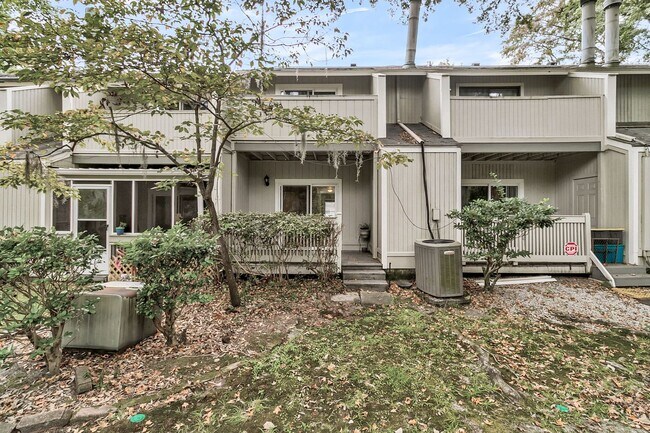 Building Photo - Pond View 3 Bedroom, 2 Bath Home in Ashley...