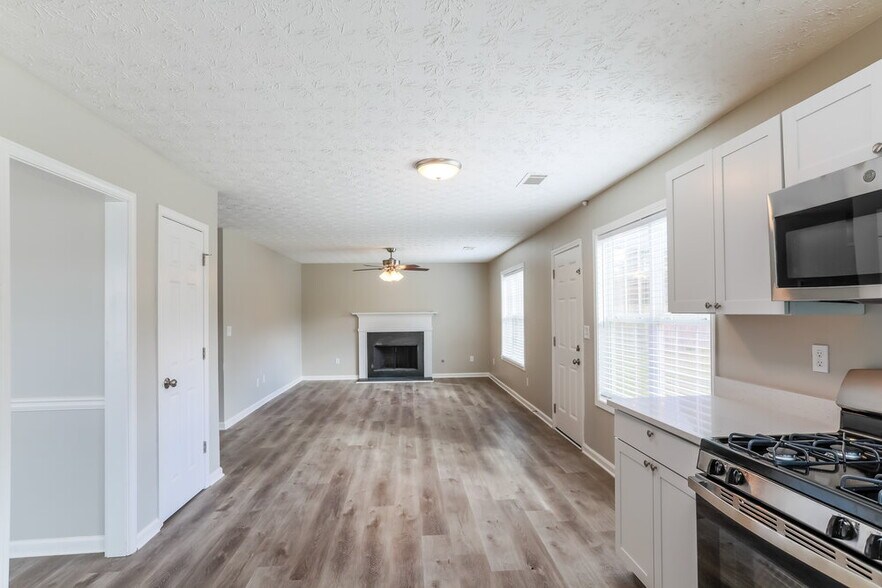Building Photo - 1870 Hillspring Ln