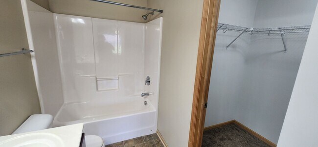 Building Photo - Rare 3 bedroom, 2.5 bathroom rental home w...