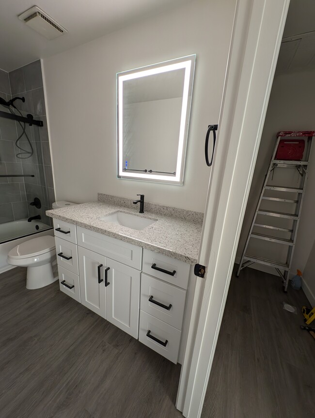 Main bathroom with tiled shower - 19050 Kittridge St