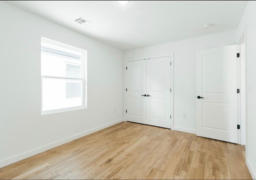 Building Photo - 716 Seaport Dr