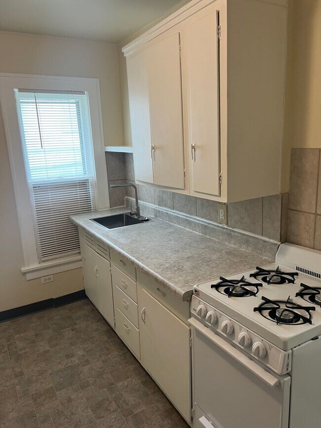 Building Photo - Studio with Bathroom Located Downtown - AL...