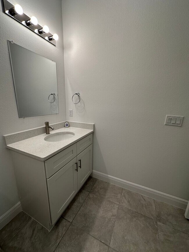 Building Photo - Marion Oaks 4 Bedrooms 2 Baths