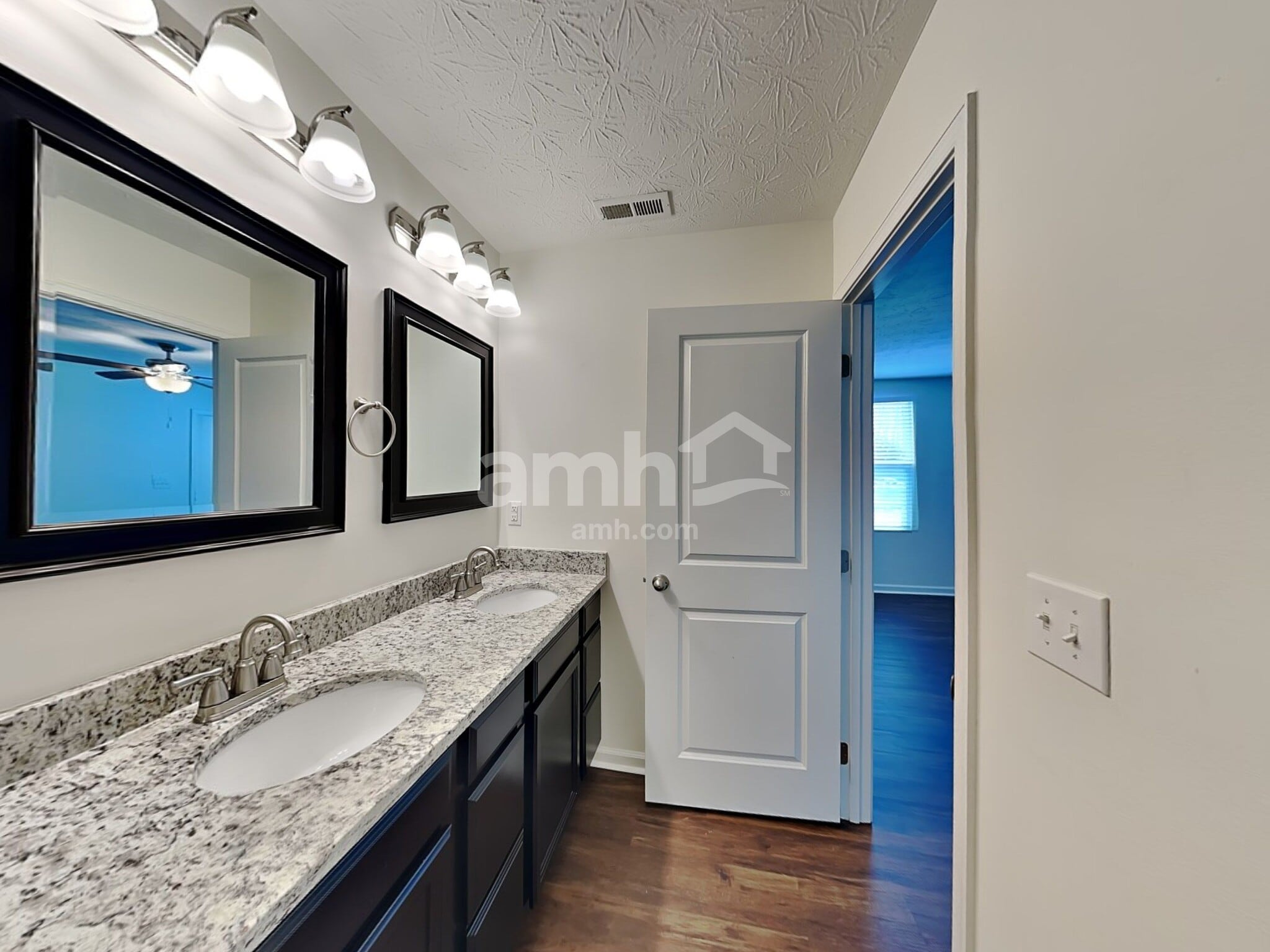 Building Photo - 99 Wooded Ridge Dr