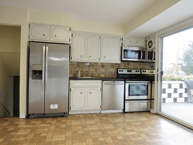 Building Photo - Large Split Level