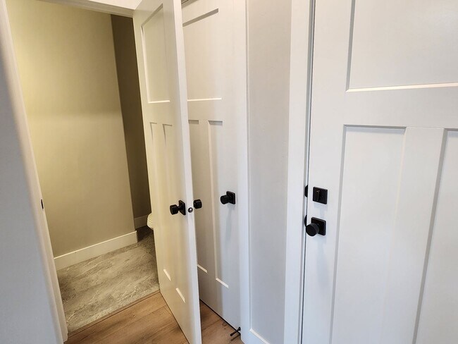 Building Photo - Beautiful  End Unit Townhome In Herriman