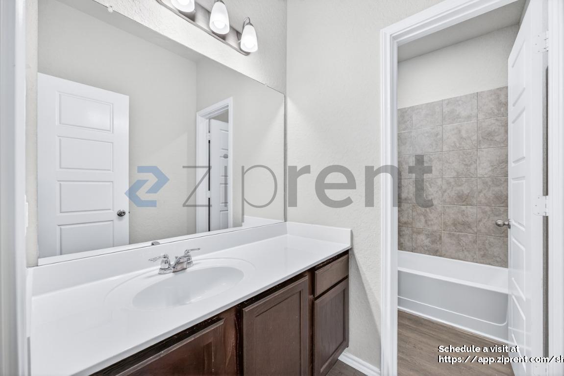 Building Photo - 5706 Cicada Cir