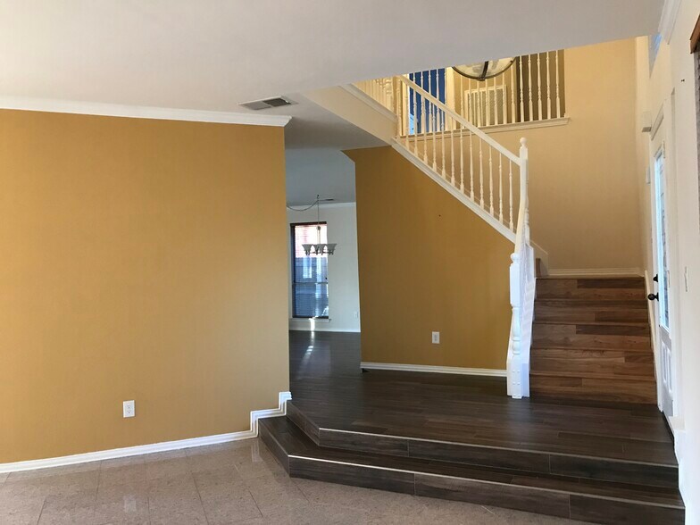 Building Photo - 1761 Meyerwood Ln S