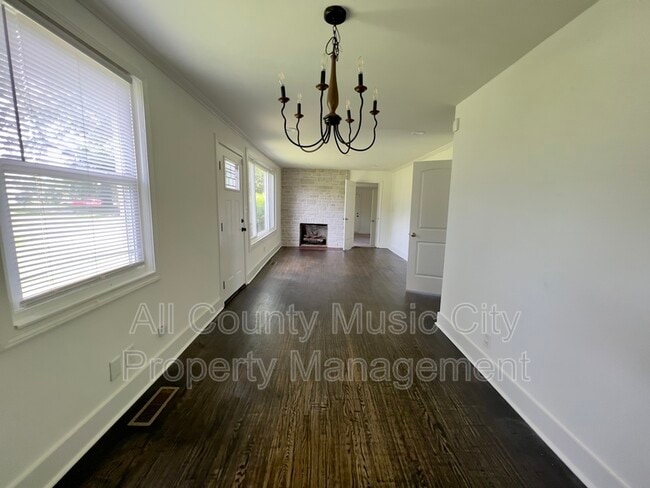 Building Photo - 1013 Chadwell Dr