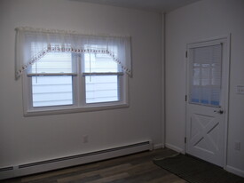 Building Photo - 376 Miller St
