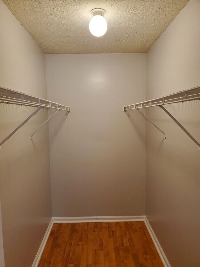Building Photo - 3 bedroom, 2 bath off of White Bluff!