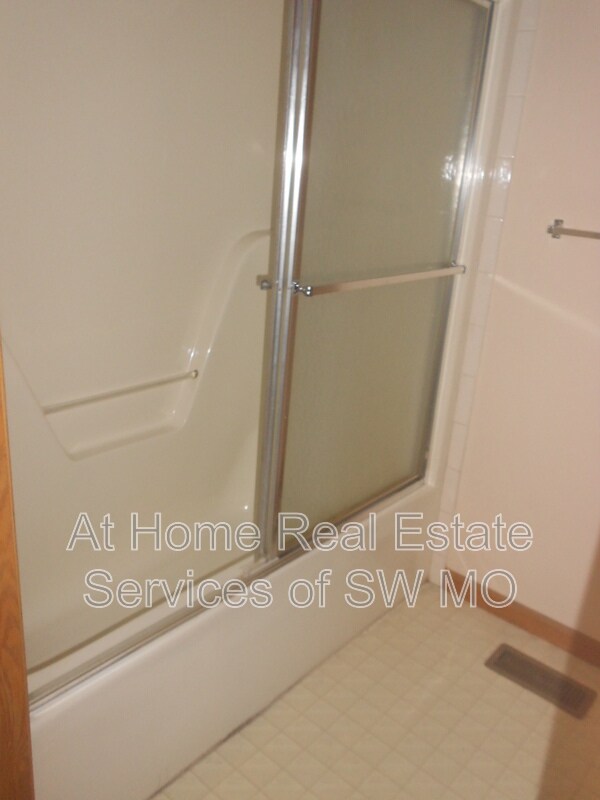 Building Photo - 807 Foxx Dr