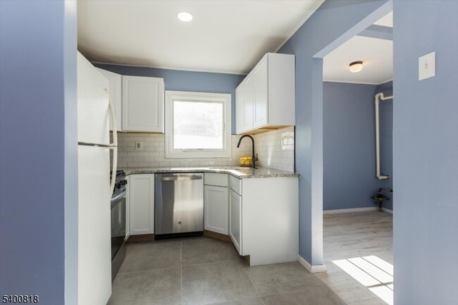 Building Photo - 1 Pine Ct