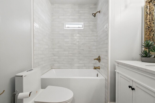 Building Photo - Highly Desirable Double Wide 55+ Home in Rancho Escondido!