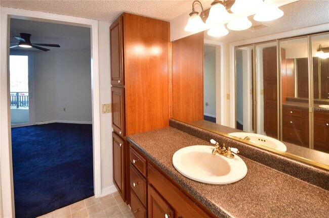 Building Photo - 690 Island Way