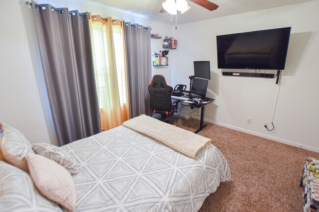Building Photo - Pet Friendly Three Bedroom!