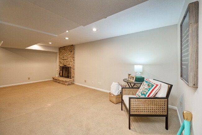 Building Photo - "Charming 3-Bed Townhouse with Scenic View...