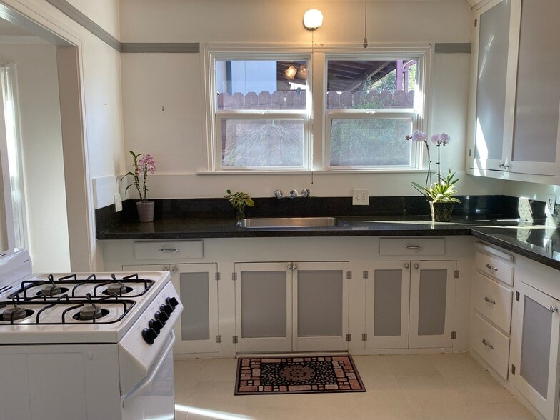 Building Photo - 2323 Las Colinas Ave