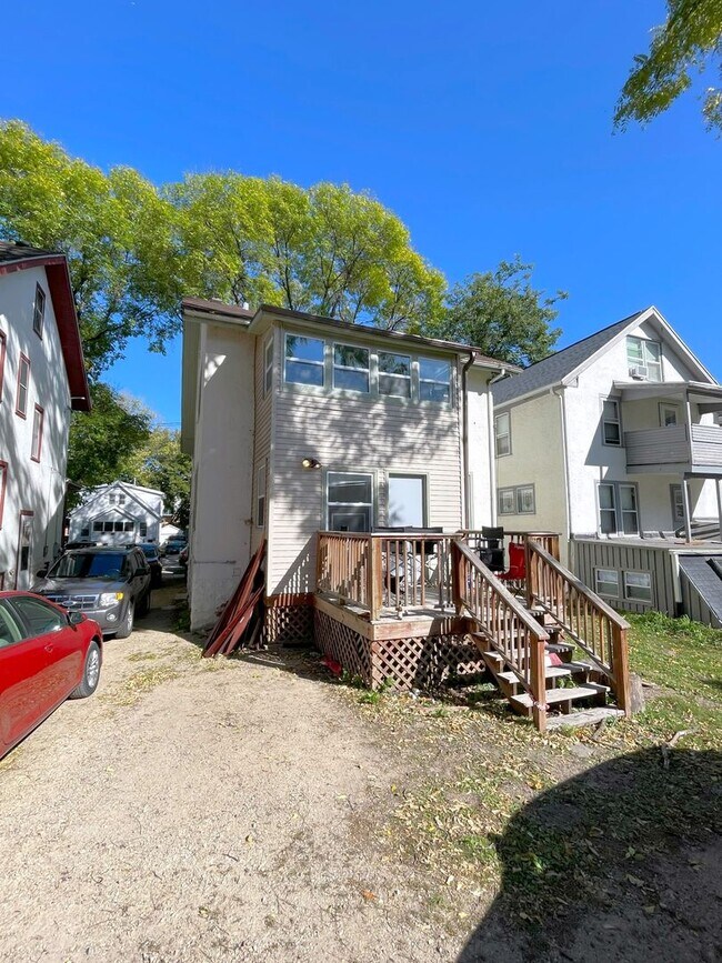 Building Photo - 1321 Milton St