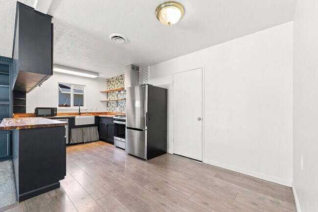 Building Photo - 6285 Edgewood Way