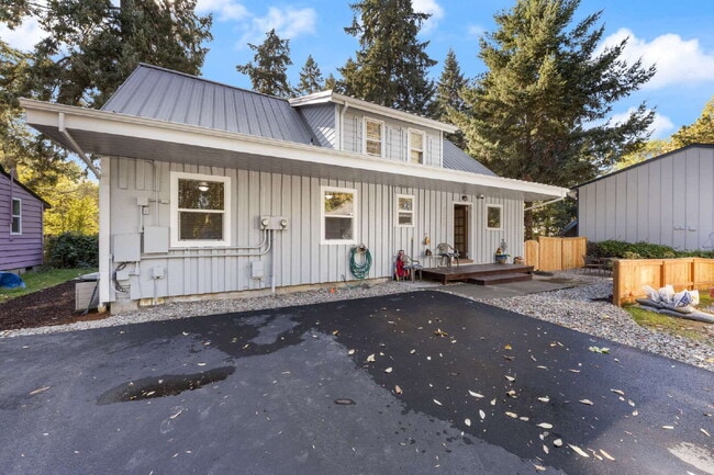 Primary Photo - *MOVE IN SPECIAL!* Updated 3 bedroom duplex