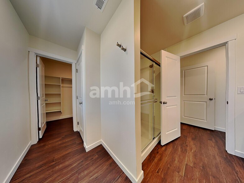 Building Photo - 9412 W Shumard St