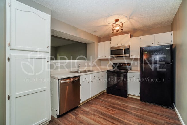 Building Photo - Pet-friendly house featuring fenced-in yard