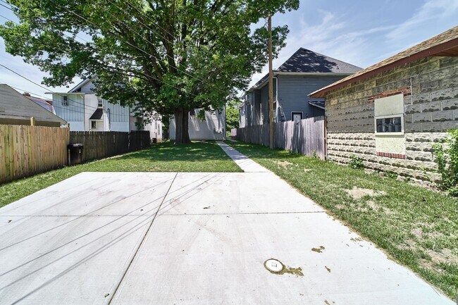 Building Photo - 415 Dequincy St