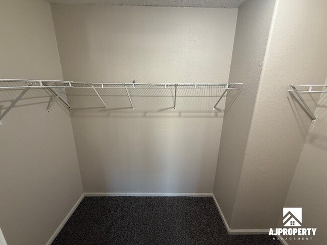 Building Photo - 931 S Newcomb Ave