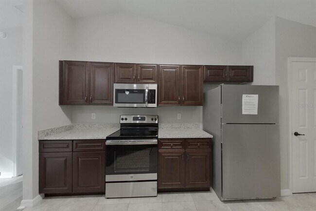 Building Photo - 820 Marion Oaks Manor