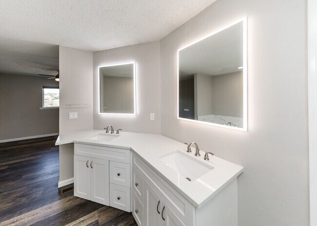 Building Photo - Charming 3 Bed Home Centrally located, Lar...