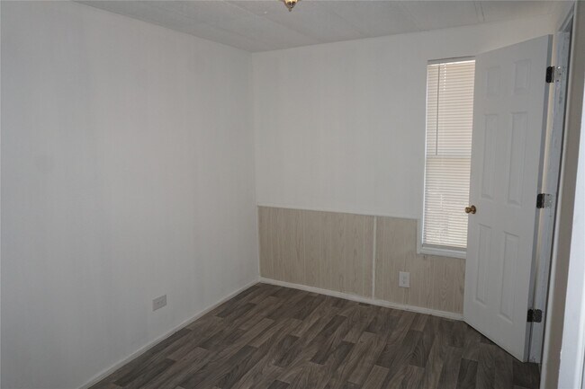 Building Photo - 10970 Maywood St
