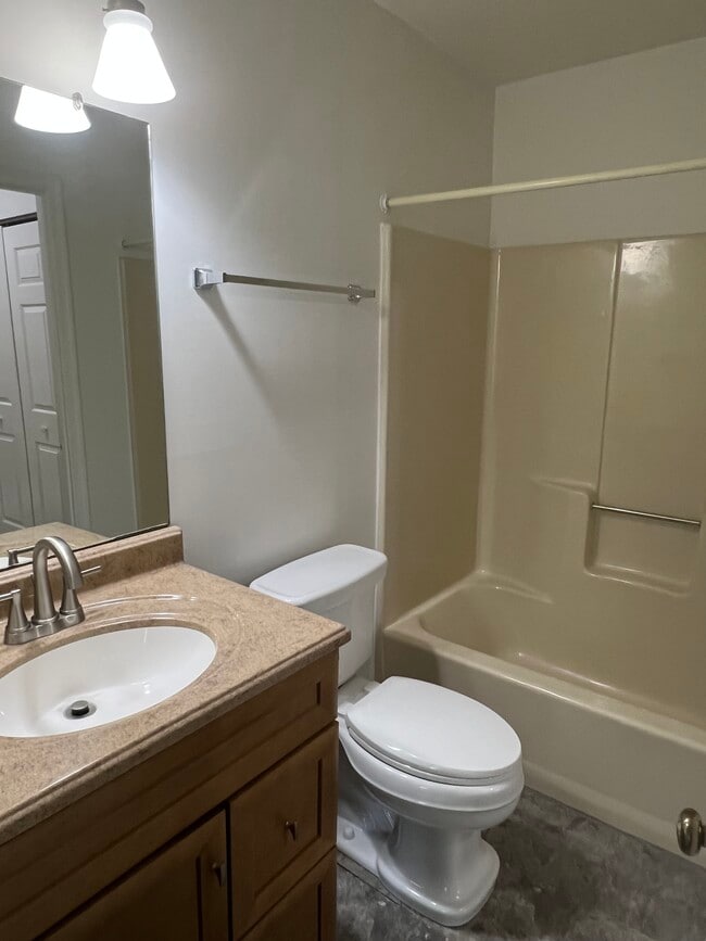 Building Photo - 709 Cambridge Ct
