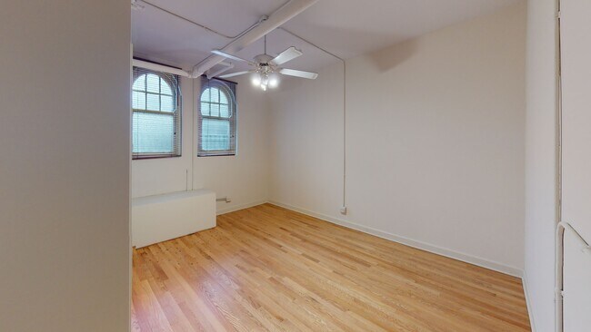 Building Photo - 1824 N Lincoln Park W